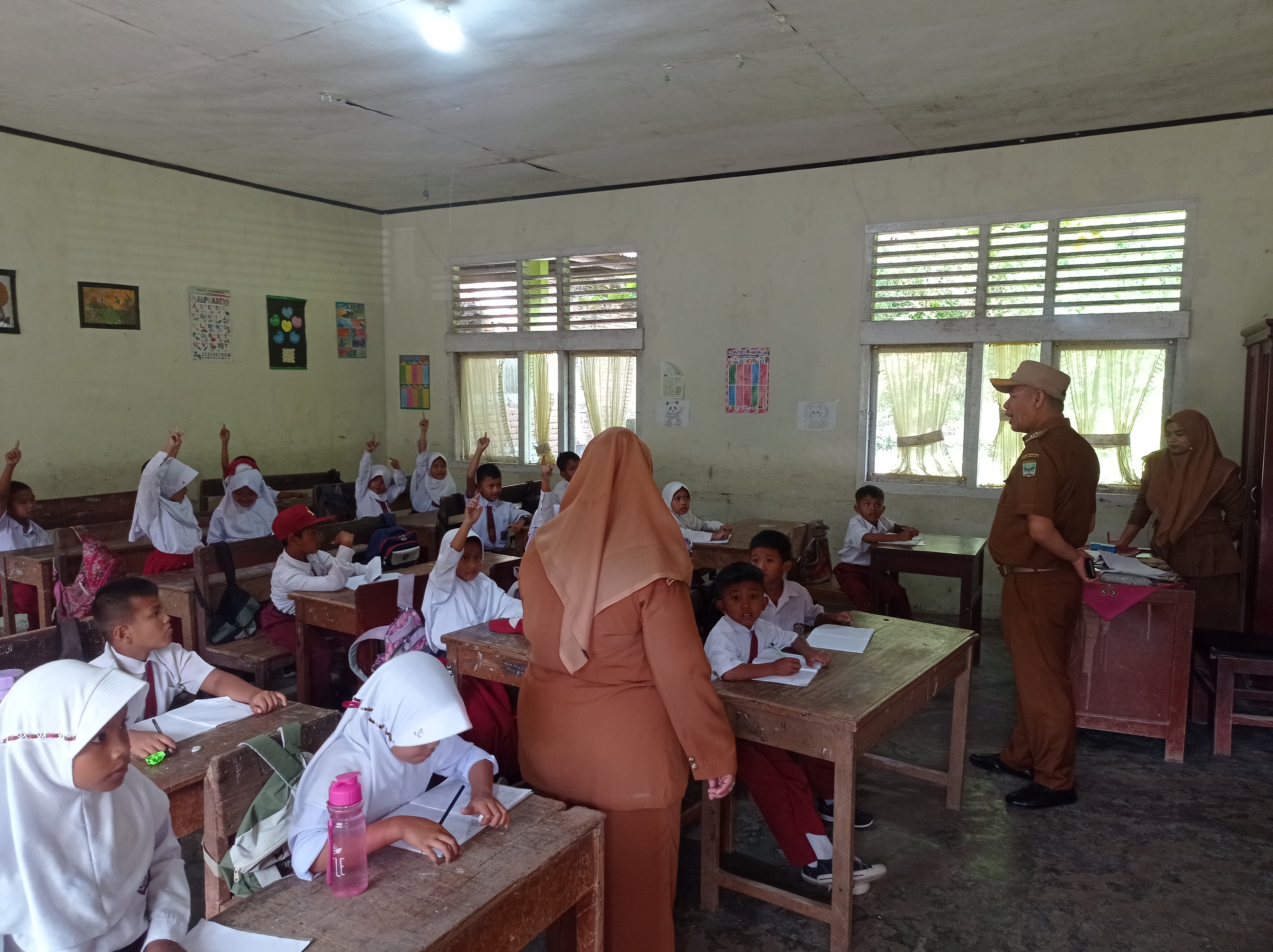 Camat Datang Memberi Arahan (CANDA RIA) ke sekolah-sekolah
